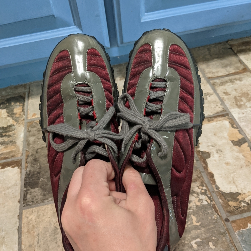 Nike Fit Women's 6 Burgundy Fashion Sneakers - Picture 3 of 7